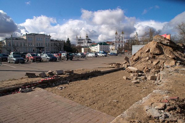 Земляные работы на площади Свободы в Витебске. Фото Сергея Серебро