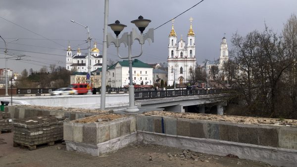Снос старых конструкций из бетона и начали на площади Свободы в Витебске. Фото Сергея Серебро