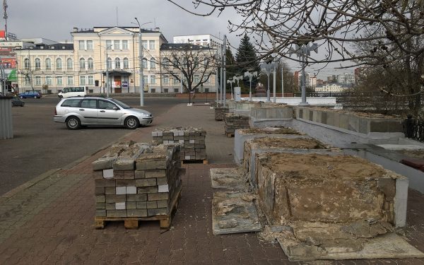 Снос старых конструкций из бетона и начали на площади Свободы в Витебске. Фото Сергея Серебро