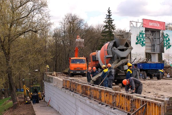 В Витебске идет реконструкция площади Свободы, в центре города, где был расположен иезуитский коллегиум с костелом святого Иосифа, работает тяжелая строительная техника. Фото Сергея Серебро