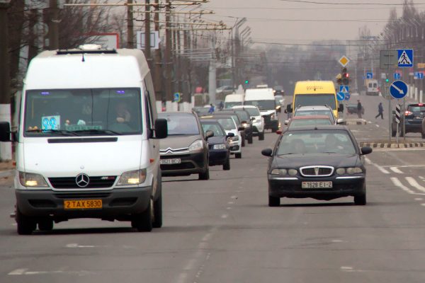 Маршрутное такси на проспекте Строителей в Витебске. Фото Сергея Серебро