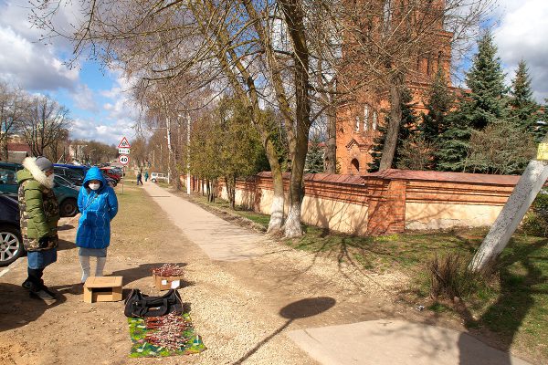 Гандляркі вербай каля касцёла. Фота Сержука Серабро