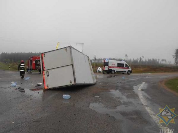 В Оршанском районе грузовик разорвало на части, водителя смогли деблокировать спасатели. Фото МЧС