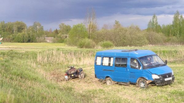 Мотоциклист попал под микроавтобус в Витебском районе. Фото ГАИ