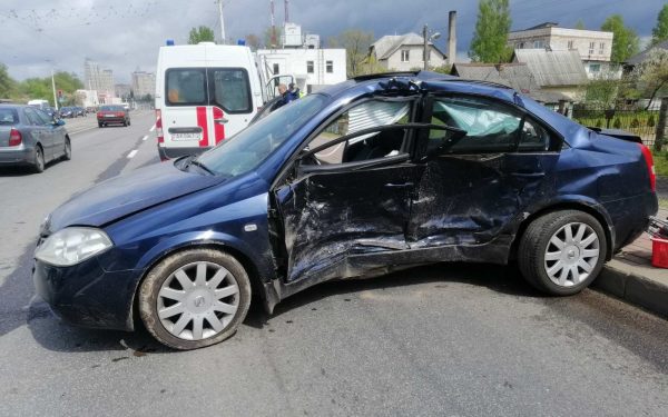 В Витебске на перекрестке легковушка въехала в бок другой. Один из водителей в больнице. Фото ГАИ