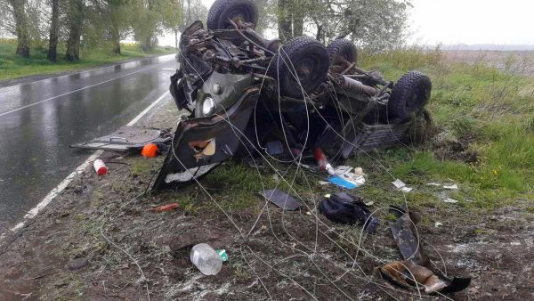 Грузовик влетел в столб и перевернулся в Толочинском районе, два человека в больнице. Фото ГАИ