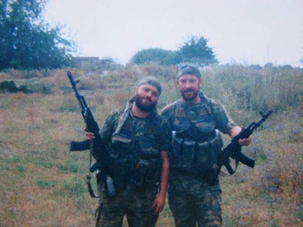 Андрей Новиков (справа) во время командировки в Чечню в 200 году. Фото из профиля в соцсетях
