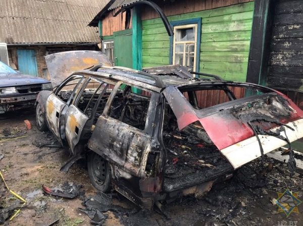 Загоревшийся автомобиль сжег дом в Пальминке, баню и сарай успели спасти пожарные. Фото МЧС