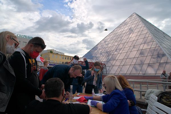 В Витебске появились первые пикеты по сбору подписей за выдвижение кандидатов в президенты.  Фото Сергея Серебро