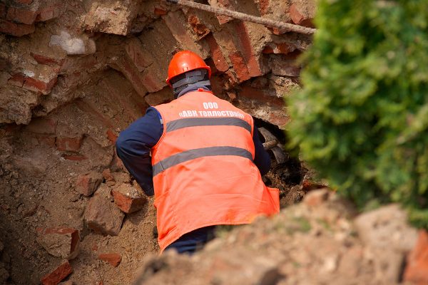 Во время земляных работ в историческом центре Витебска на улице Толстого открылись интересные артефакты. Фото Сергея Серебро