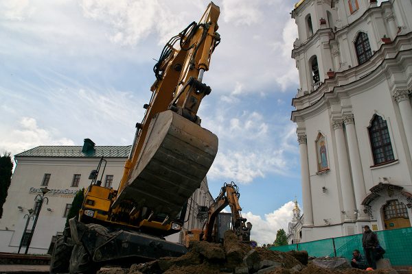 Во время земляных работ в историческом центре Витебска на улице Толстого открылись интересные артефакты. Фото Сергея Серебро