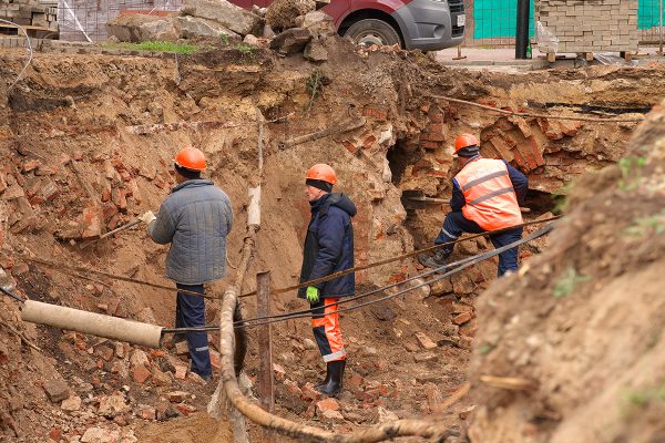 Во время земляных работ в историческом центре Витебска на улице Толстого открылись интересные артефакты. Фото Сергея Серебро