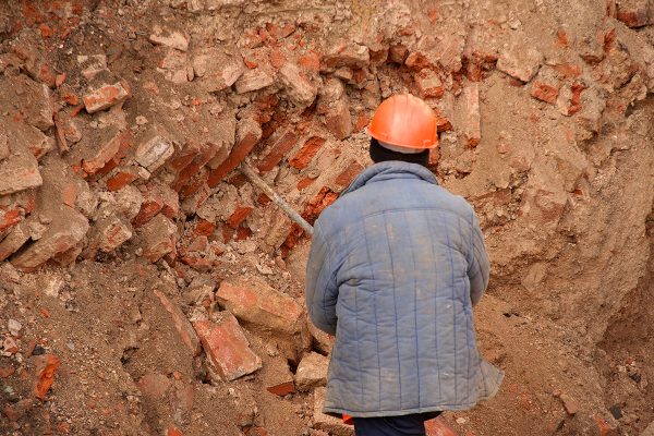 Во время земляных работ в историческом центре Витебска на улице Толстого открылись интересные артефакты. Фото Сергея Серебро