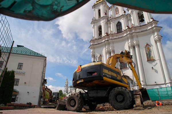 Во время земляных работ в историческом центре Витебска на улице Толстого открылись интересные артефакты. Фото Сергея Серебро