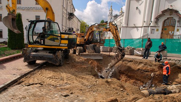 Во время земляных работ в историческом центре Витебска на улице Толстого открылись интересные артефакты. Фото Сергея Серебро