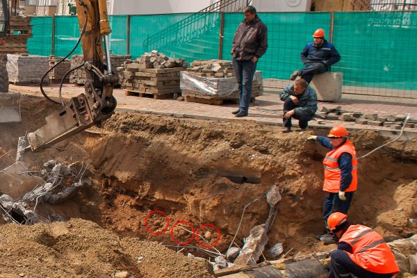 Во время земляных работ в историческом центре Витебска на улице Толстого открылись интересные артефакты. Фото Сергея Серебро