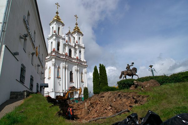 Во время земляных работ в историческом центре Витебска на улице Толстого открылись интересные артефакты. Фото Сергея Серебро