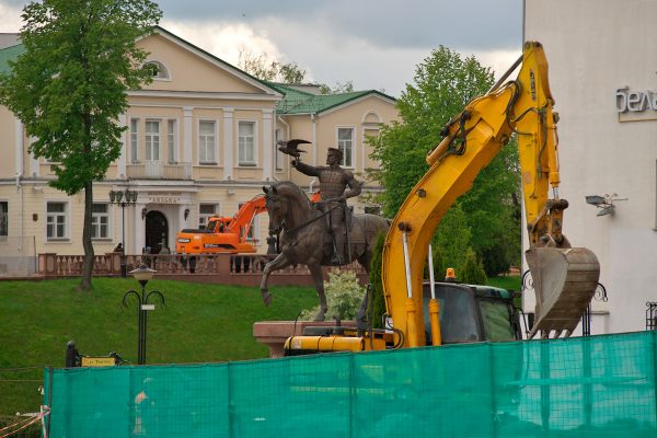 Во время земляных работ в историческом центре Витебска на улице Толстого открылись интересные артефакты. Фото Сергея Серебро