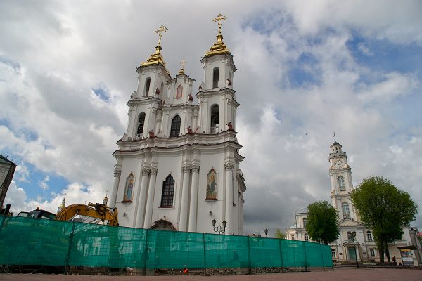 Во время земляных работ в историческом центре Витебска на улице Толстого открылись интересные артефакты. Фото Сергея Серебро