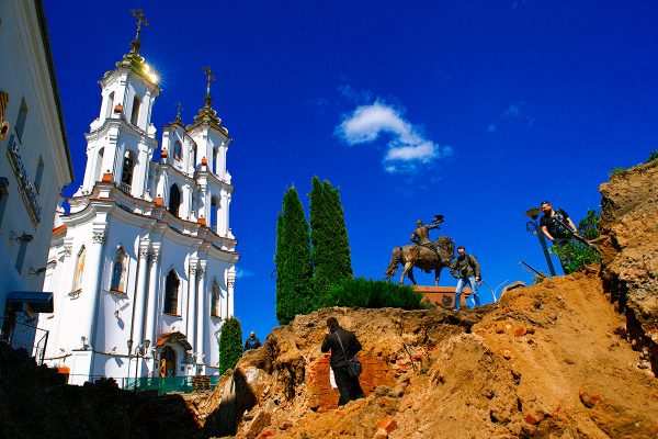 Траншея на месте здания, стоявшего рядом с гостиницей Брози. фото Сергея Серебро