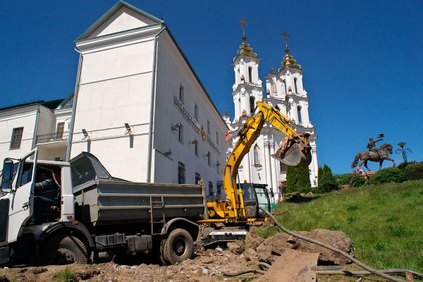 Земляные работы на месте гостиницы Брози в Витебске. Фото Сергея Серебро