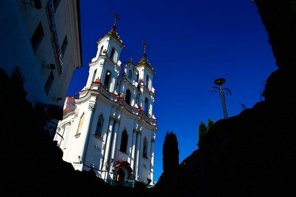 Вид на Воскресенскую церковь из траншеи под теплотрассу. Фото Сергея Серебро