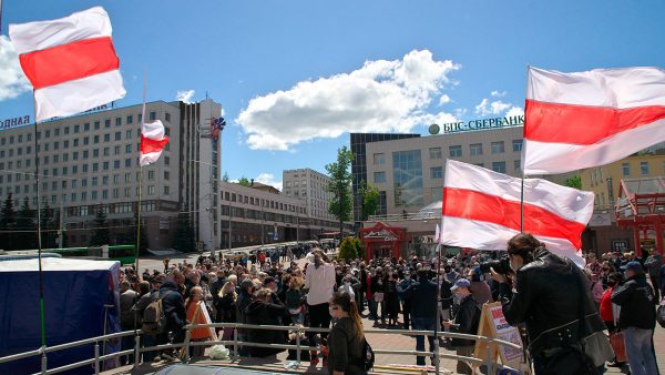 Огромная очередь во время сбора подписей за выдвижение кандидатов в президенты в Витебске. Фото Сергея Серебро