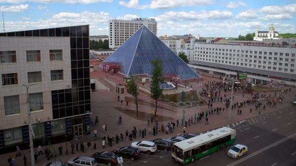 Огромная очередь во время сбора подписей за выдвижение кандидатов в президенты в Витебске. Фото Сергея Серебро