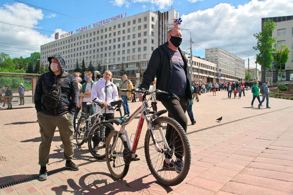 Огромная очередь во время сбора подписей за выдвижение кандидатов в президенты в Витебске. Фото Сергея Серебро