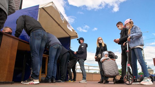 Огромная очередь во время сбора подписей за выдвижение кандидатов в президенты в Витебске. Фото Сергея Серебро