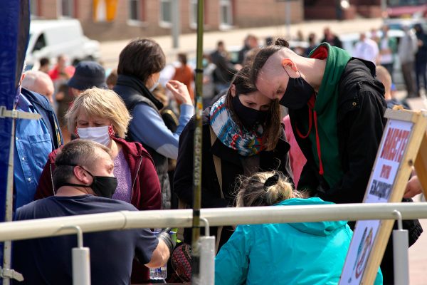 Огромная очередь во время сбора подписей за выдвижение кандидатов в президенты в Витебске. Фото Сергея Серебро