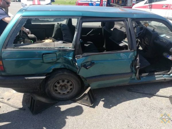 Два «Volkswagen» столкнулись под Витебском, в больницу попали четыре человека. Фото МЧС