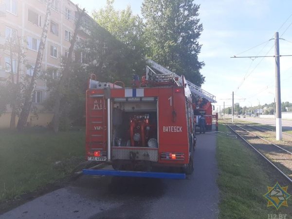 В Витебске пожарные спасли пенсионерку, жившую над загоревшейся квартирой. Фото МЧС