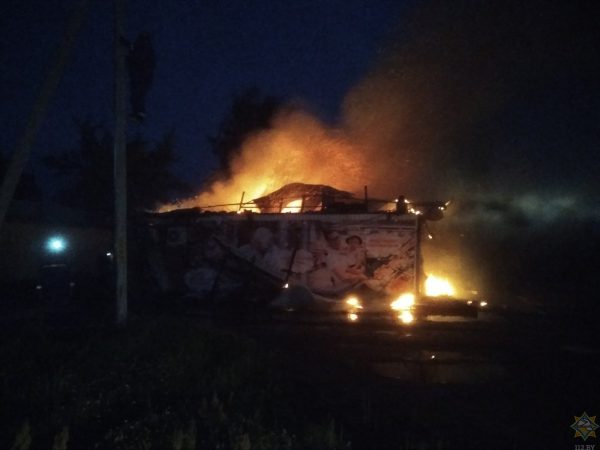 Магазин «Копеечка» сгорел ночью в Лепеле. Фото МЧС