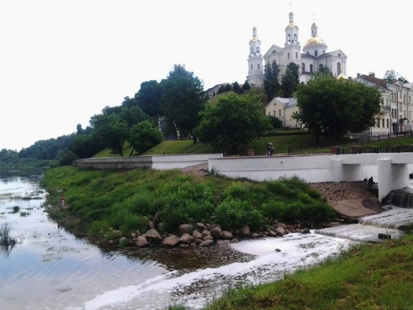 Странную пену заметили в устье Витьбы, от реки исходил неприятный запах. Фото Юрия Шепелева