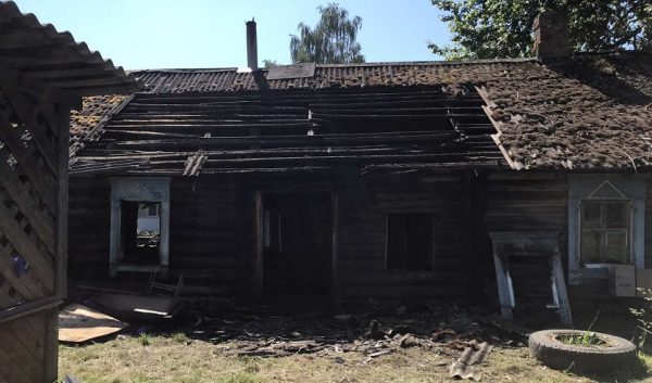 Тела двух мужчин были обнаружены 25 июня при тушении пожара в деревне Боровка Верхневдинского района, выяснилось, что их смерть носит криминальный характер. Фото СК