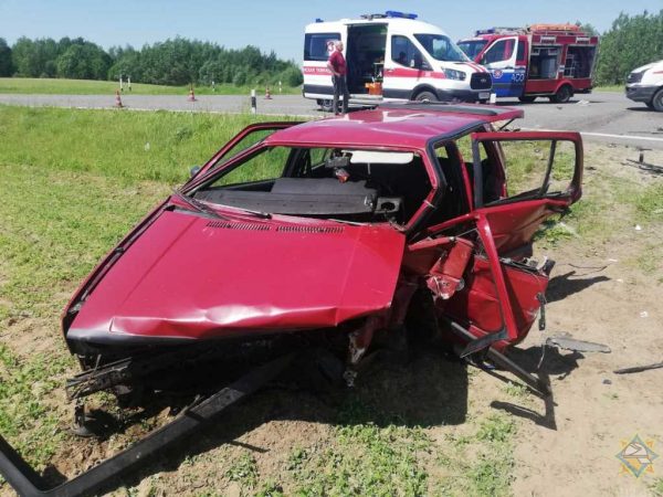 Два «Volkswagen» столкнулись под Витебском, в больницу попали четыре человека. Фото МЧС