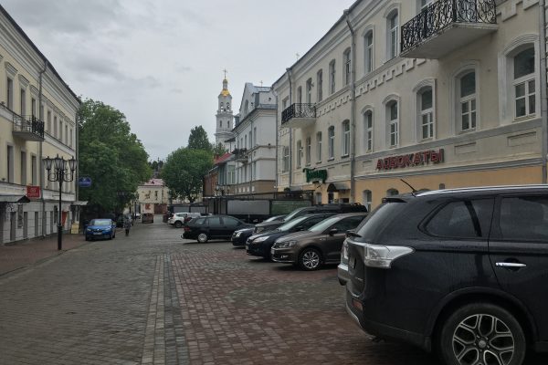 Стихийная автостоянка на пешеходной улице Толстого в Витебске. Фото Сергея Серебро