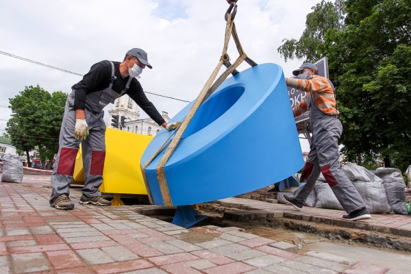 Насупраць ратушы ў Віцебску з’явіўся арт-аб’ект, прысвечаны роднай мове. Ён павінен выконваць функцыі інтэрактыўнай вулічнай мэблі