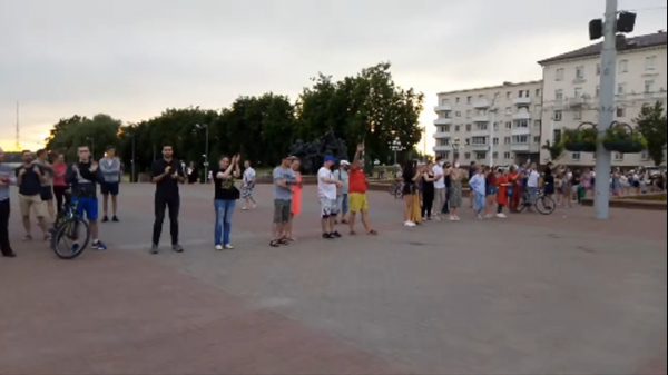 Цепь людзей на площади Победы в Витебске. Кадр из видео канала Bez.filtroff