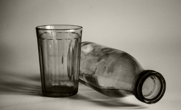 Стакан и бутылка из-под кефира. Фото  pixabay.com