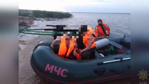 Спасателі доставляют потерпевших бедствие туристов на берег. Фото МЧС