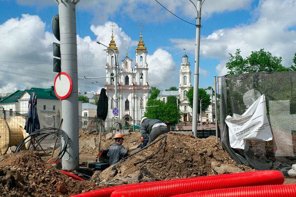 Земляные работы на плоўаді Свободы в Витебске. Фото Сергея Серебро