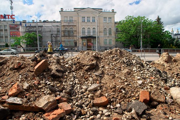 Земляные работы на плоўаді Свободы в Витебске. Фото Сергея Серебро