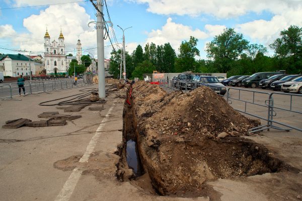 Земляные работы на плоўаді Свободы в Витебске. Фото Сергея Серебро