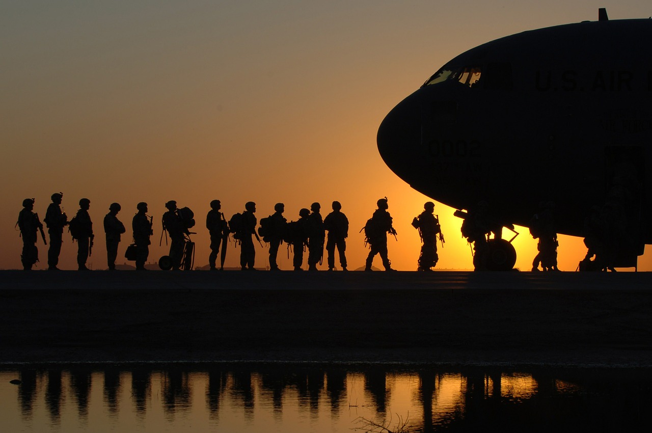 Солдаты грузятся в транспортный самолет. Фото pixabay.com