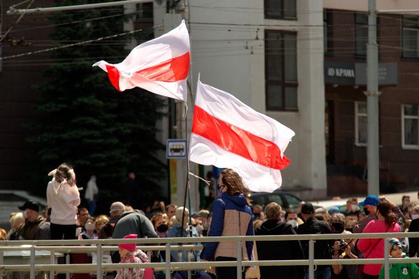 Огромная очередь во время сбора подписей за выдвижение кандидатов в президенты в Витебске. Фото Сергея Серебро