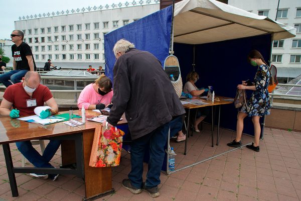 На костылях и с детьми на руках — как в Витебске идут подписываться за альтернативных Лукашенко кандидатов. Фото Сергея Серебро