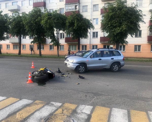 Байкер попал под легковушку в Орше. Фото ГАИ