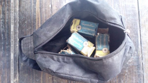 На даче житель Витебска обнаружил спортивную сумку с револьвером и четырьмя пачками патронов к нему.  Фото МВД